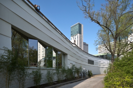 Granulátový efekt na fasádě revitalizované budovy Bikini Berlin - foto: Maximilian Meisse, Franz Brück