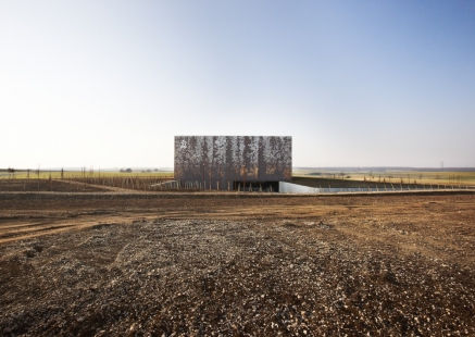 Buildings using TX Active technology clean themselves and the surrounding environment - One of the fundamental aspects of the Central Industrial Archive building of the EDF company is its maximum and unobtrusive integration into the surrounding landscape. - foto: Julien Lanoo