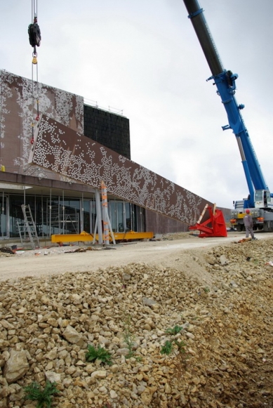 Buildings using TX Active technology clean themselves and the surrounding environment - – The installation of a façade made up of panels measuring 16 x 2.3 m required the use of a special device for flipping from a horizontal to a vertical position. - foto: Julien Lanoo