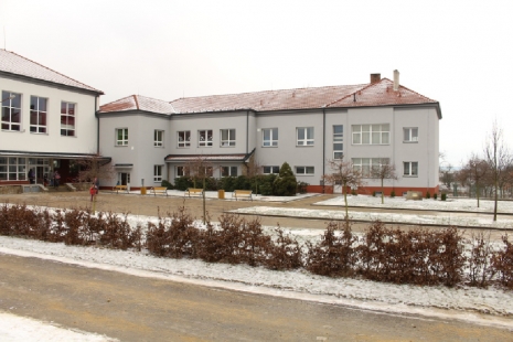 <translation>Zateplení saves energy, money, and nature</translation> - The Blížkovice school utilized a thermal insulation system for insulating the gable wall.