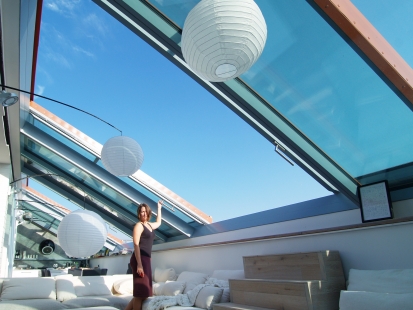 Video: Luxury Sliding Roof Glazing - Large areas of glazing can be slid to the side over the fixed glazed sections, creating an exclusive outdoor seating area above the rooftops from the apartment.