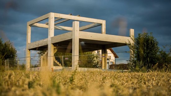 Skeleton system in a family house? Large open spaces or possible changes at any later time. - The Godlbeck skeleton system is manufactured for various types and shapes of buildings.