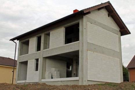 Skeleton system in a family house? Large open spaces or possible changes at any later time. - Universal construction for all types of masonry and cladding.