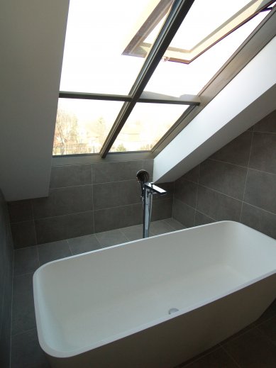 Ateliérová střešní okna na rodinné vile, vinohradském domě a jedinečném střešním bytě - Střešní prosklení Solara jsou díky perfektní povrchové úpravě dřeva vhodná i do koupelen