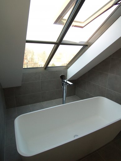 <translate>Attic roof windows in a family villa, vineyard house, and unique rooftop apartment</translate> - Roof glazing Solara is suitable for bathrooms thanks to the perfect wood surface treatment.