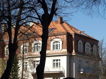 <translate>Attic roof windows in a family villa, vineyard house, and unique rooftop apartment</translate> - Roof glazing Solara HISTORIK on the villa in Dejvice, we tune the external cladding to match the roof covering.