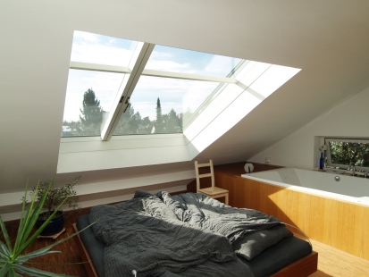 Otevřené podkroví s posuvnými střešními okny - Asymetricky dělené posuvné střešní okno Solara PERSPEKTIV v Mnichově