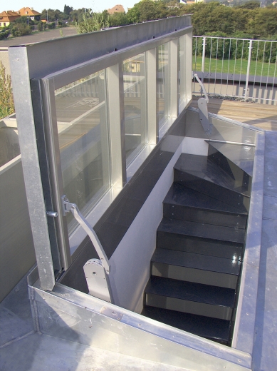 Roof doors for flat roofs and rooftop gardens – as a standard product - <translation>Solar hinged roof hatch for access to flat roof</translation>