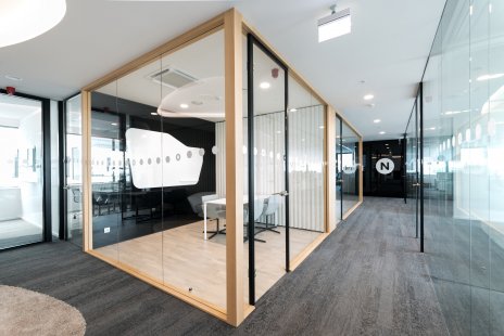 Firma Wiesner-Hager vybavila nové kancelářské prostory internetové parfumerie Notino více než třemi stovkami kusů nábytku