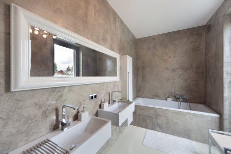 Modern concrete screeds in bathrooms