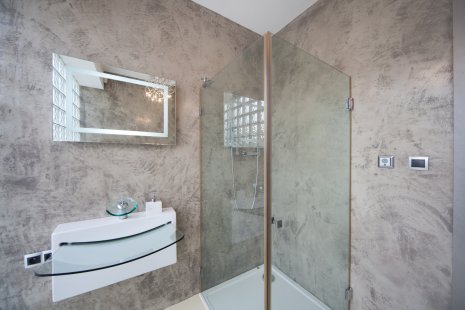 Modern concrete screeds in bathrooms