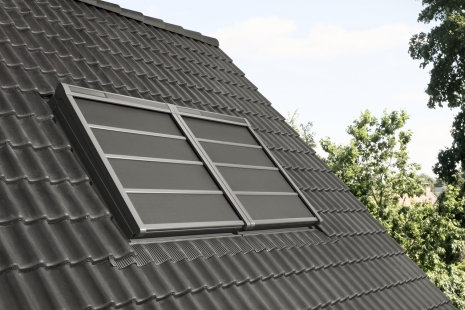 New VELUX product: Lightweight solar-powered outdoor roller blind SSS