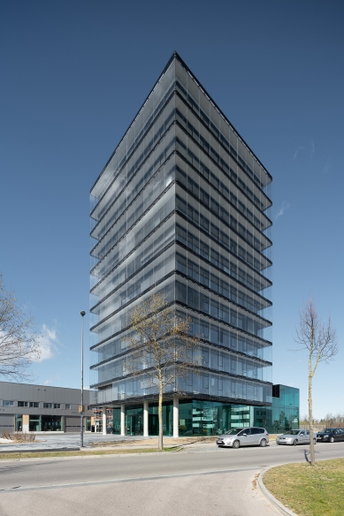 New landmark with Schüco AWS 75 PD.SI window systems offers panoramic views of the Alps - One of the first buildings with the new Schüco AWS 75 PD.SI Panorama Design windows is the new headquarters of the Roschmann Group.