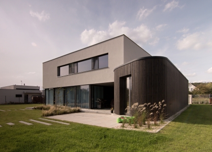 Village in Černošice – a round element suits strict minimalism - foto: Ondřej Mika