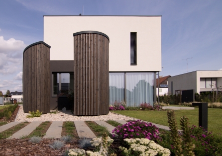 Village in Černošice – a round element suits strict minimalism - foto: Ondřej Mika