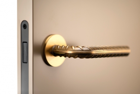 Copper effectively kills bacteria and viruses, use it on door handles - Brass handle Rocksor, natural brass finish