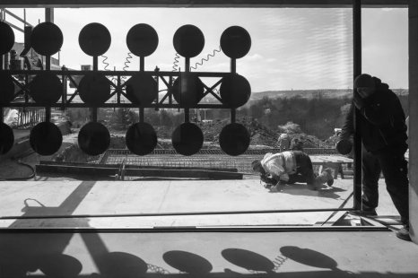 Ten-meter frameless window made from a single piece of glass from the JANOŠÍK workshop