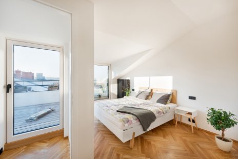 Praha Penthouse with Scandinavian Atmosphere - Byt Havanská – interior – bedroom and hallway, balcony door with MINIMAL window handle - foto: Jiří Beran pro M&T