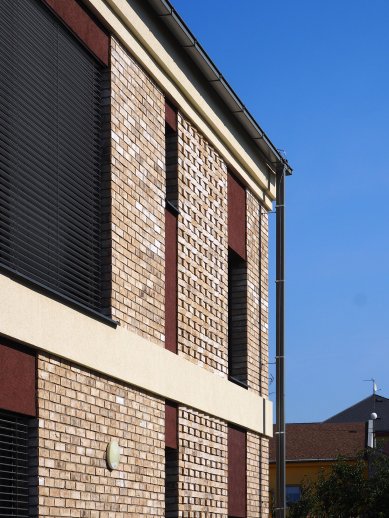 Rustic stamped bricks – a return to tradition - Brick facade with a 3D effect made of specially cut facing bricks WDF.Brons Rustiek NL 2