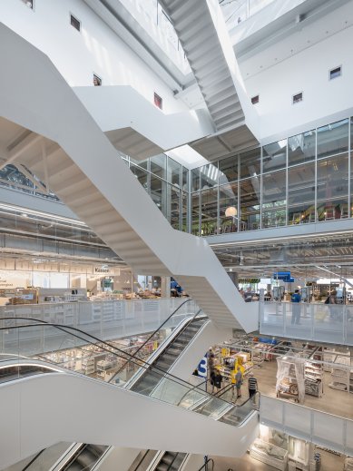 No "blue box" - The first five floors open towards the atrium. On the fifth floor, a Jansen VISS Fire fire-resistant facade separates the hostel from the extensive open spaces. From here, stairs also lead to the publicly accessible rooftop terrace.