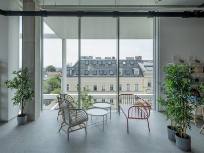 No "blue box" - The hostel rooms offer views of Vienna - largely these views are practically unobstructed due to exceptionally thin facade profiles with a width of only 50 millimeters.