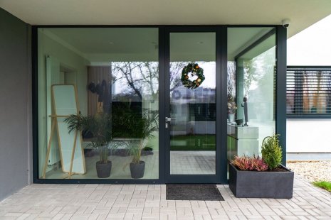 Large-format aluminum windows as a trend in contemporary architecture