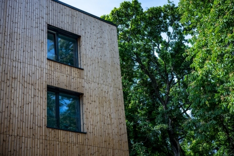 Návrat k přírodě: Vilapark Klamovka nabídne výhledy do zeleně skrz dřevěná okna