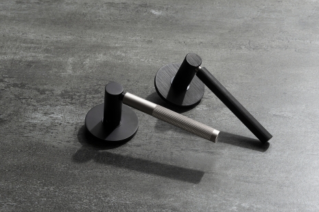 The unique design of Eva Le Peutrec is reflected in the minimalist shapes of the new NOMAD handle