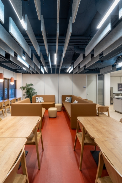 How we installed the ceiling in Lufthansa's offices