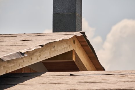 We manufacture wooden supporting structures so that you and the roofing materials can rely on them for decades