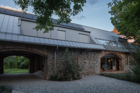 Forgotten Barn: an exceptional work by the architects of Příbram and the builder MARTINICE GROUP, who transformed a century-old ruin into unique living spaces - foto: Petr Polák