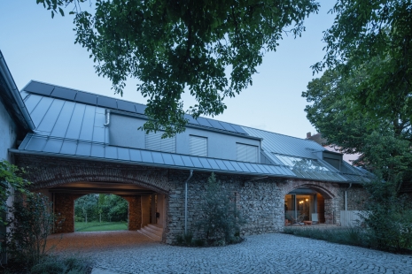 Forgotten Barn: an exceptional work by the architects of Příbram and the builder MARTINICE GROUP, who transformed a century-old ruin into unique living spaces - foto: Petr Polák