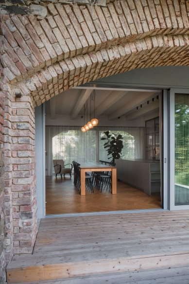 Forgotten Barn: an exceptional work by the architects of Příbram and the builder MARTINICE GROUP, who transformed a century-old ruin into unique living spaces - foto: Petr Polák