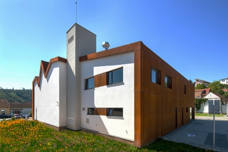 Sophisticated fire station combines traditional with modern - foto: Ota Nepilý