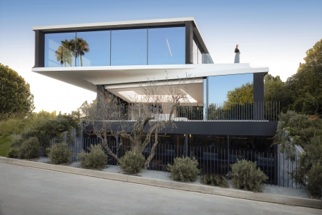 Sustainable house in Los Angeles inspired by automotive design